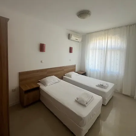 Mynook Garden 3-bedroom Maisonette Черноморец